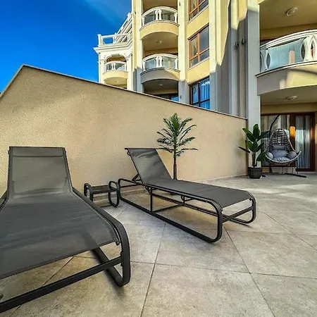 Seaside Sunset - Free Parking Apartment